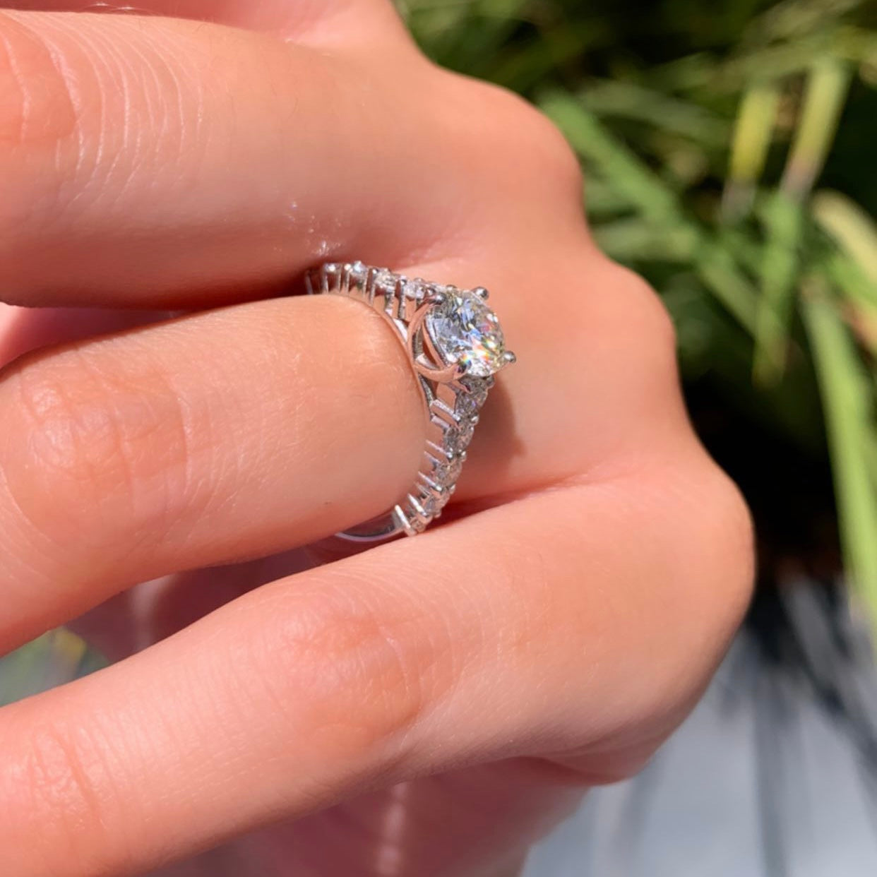 ASHLEY טבעת יהלומים בחיתוך עגול דגרדה