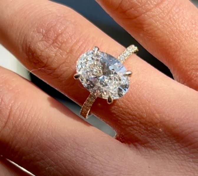 טבעת יהלום מעבדה 3 קראט IGI בחיתוך אובל עם אבני צד במבצע רק ב-6.400 ש"ח במקום 14.500 ORA