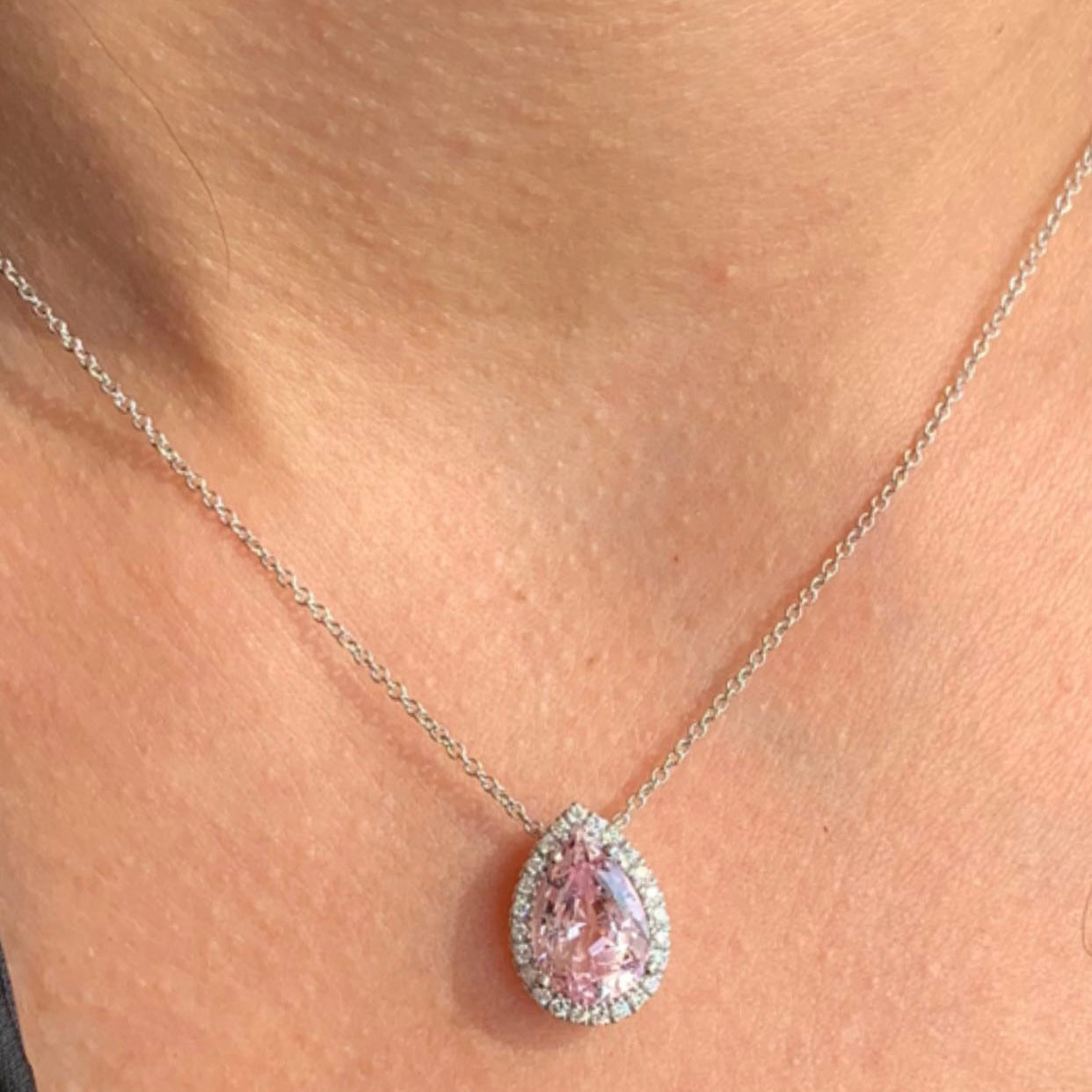 SAPIR תליון מורגנייט בחיתוך טיפה ויהלומים