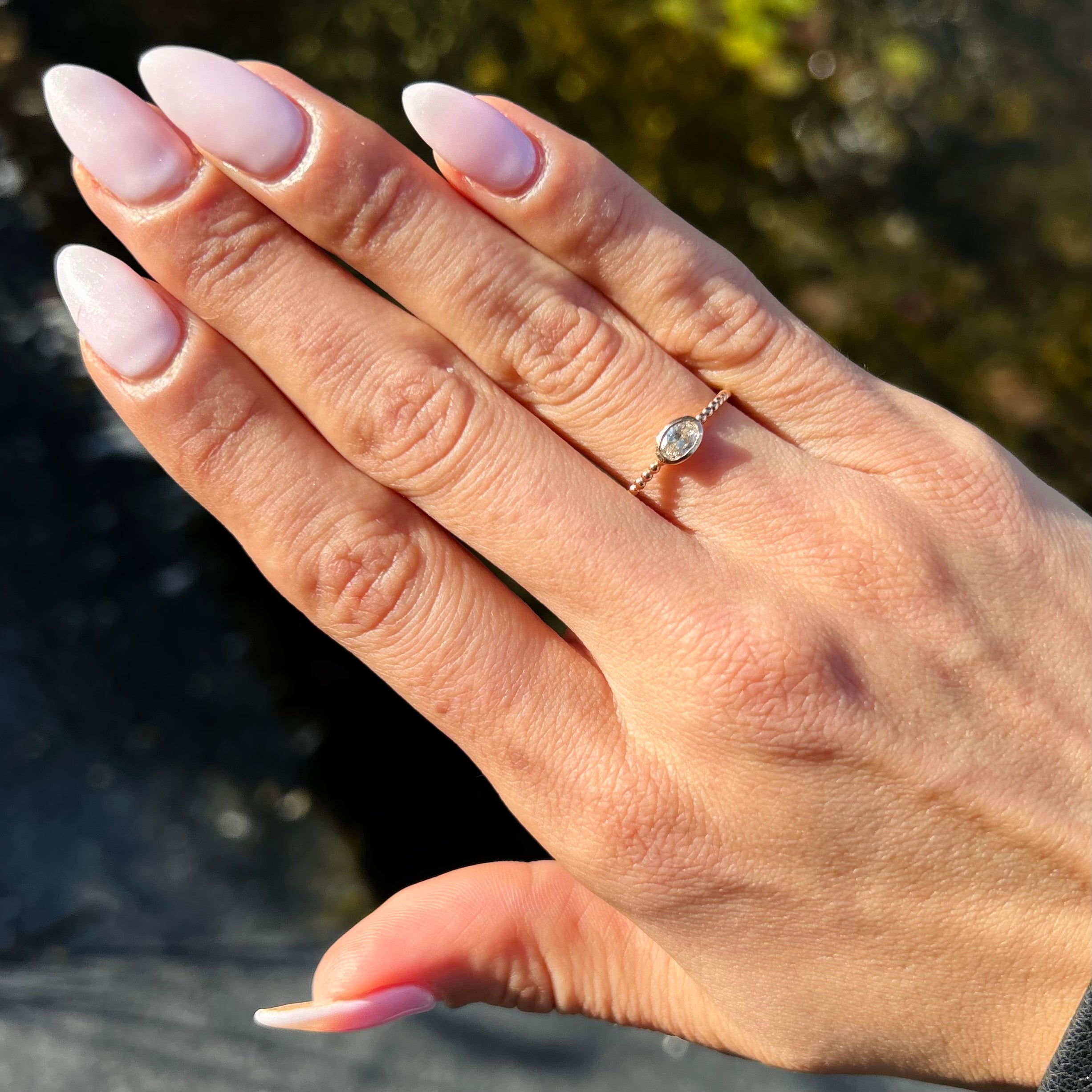 טבעת זהב כדורים משובצת יהלום טבעי בחיתוך אובל ZOHAR