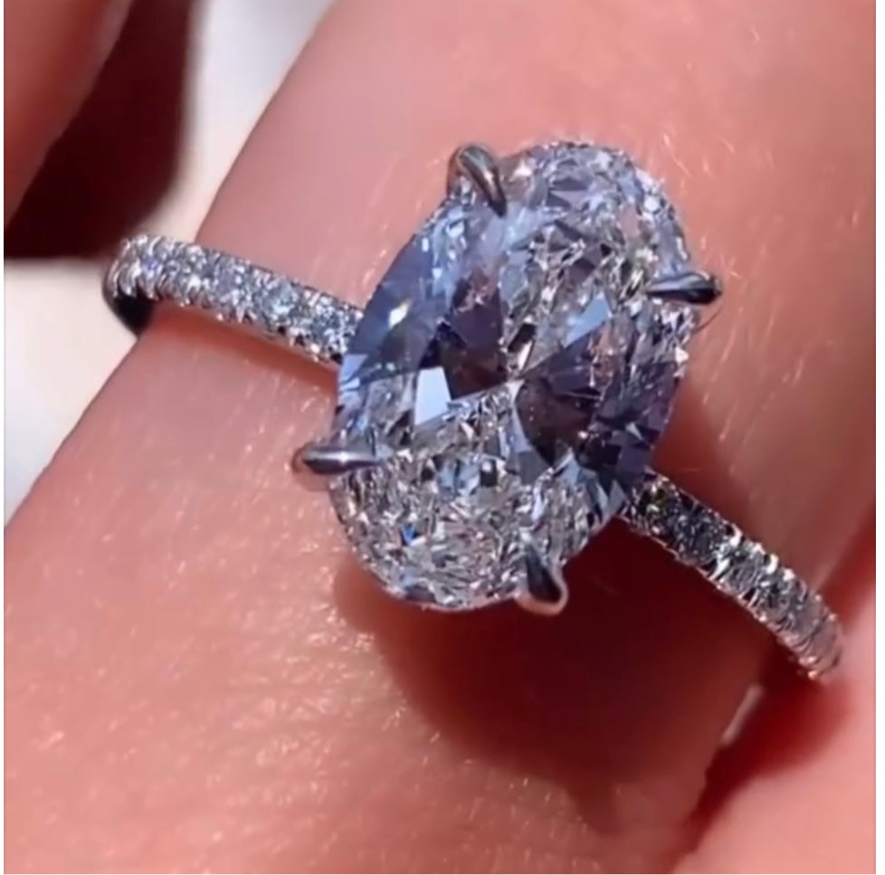 טבעת יהלום מעבדה 3 קראט IGI בחיתוך אובל עם אבני צד במבצע רק ב-6.400 ש"ח במקום 14.500 ORA