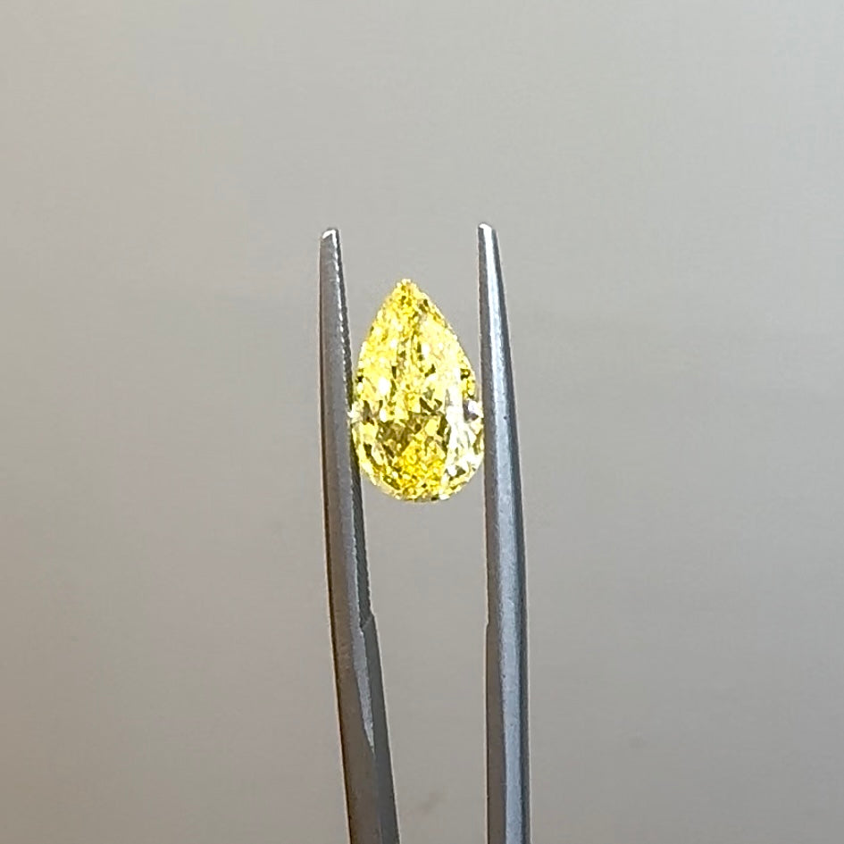 יהלום צהוב מעבדה בחיתוך טיפה במשקל  2.5 קראט