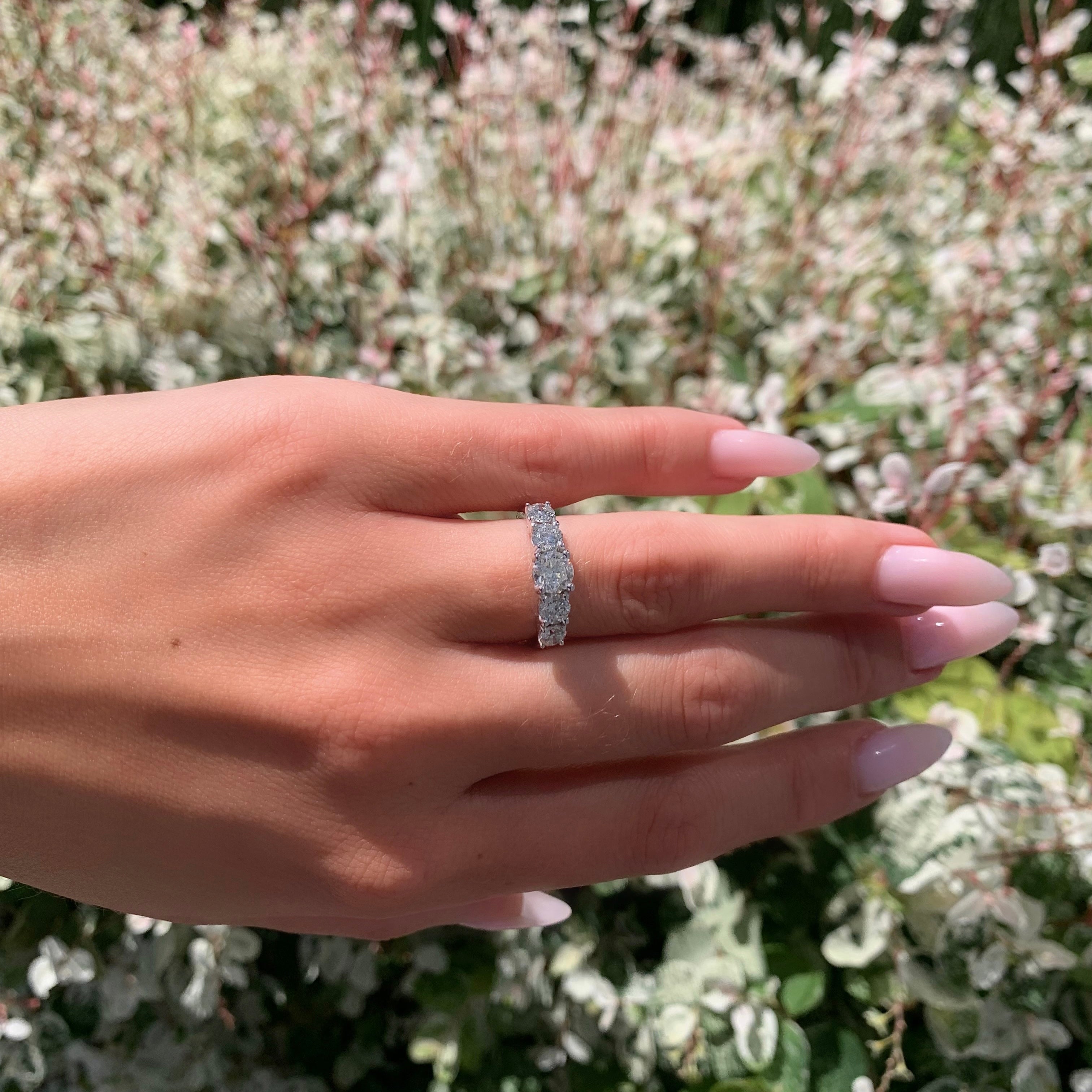 JULIE טבעת 5 יהלומים בחיתוך עגול דגרדה