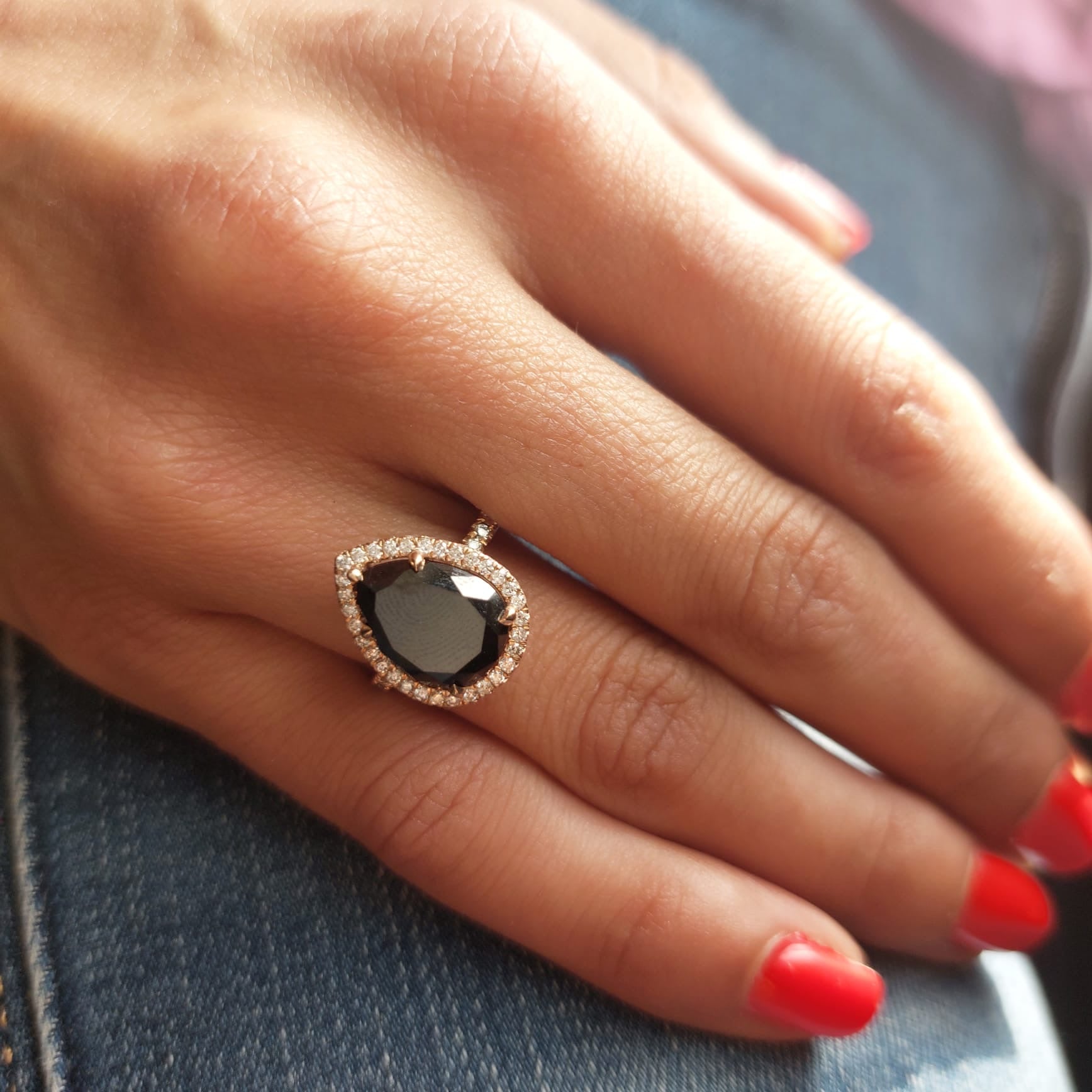 JENNIFER טבעת יהלום שחור טבעי בחיתוך טיפה בשילוב יהלומים