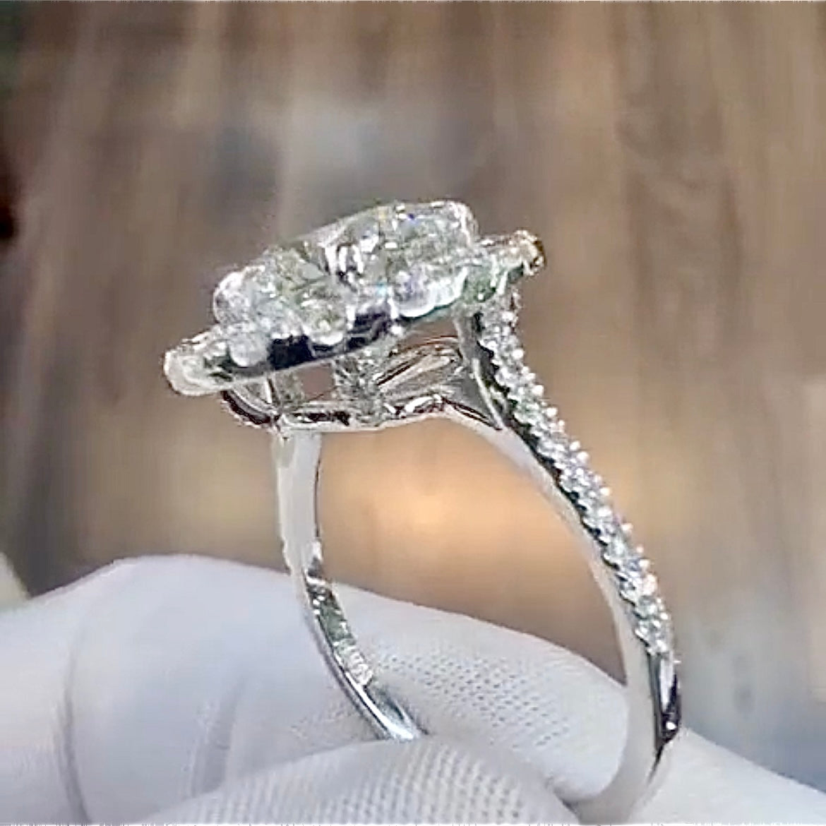 טבעת יהלום מעבדה 4 קראט IGI בחיתוך עגול עם אבני צד במבצע רק ב-7.800 ש"ח במקום 14.900 LARA