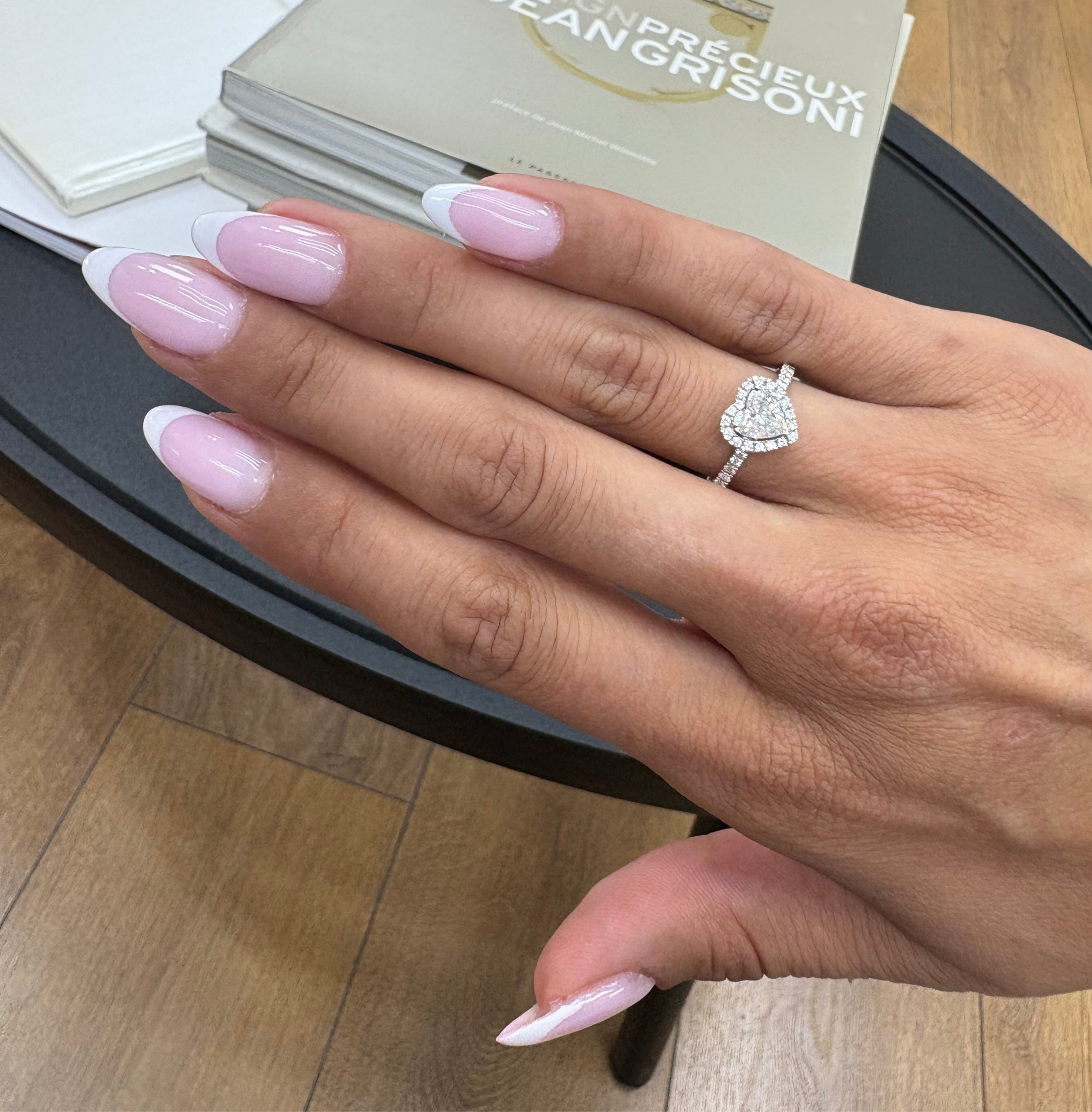 טבעת יהלום בחיתוך לב קלאסית  1 קראט עם אבני צד HEART