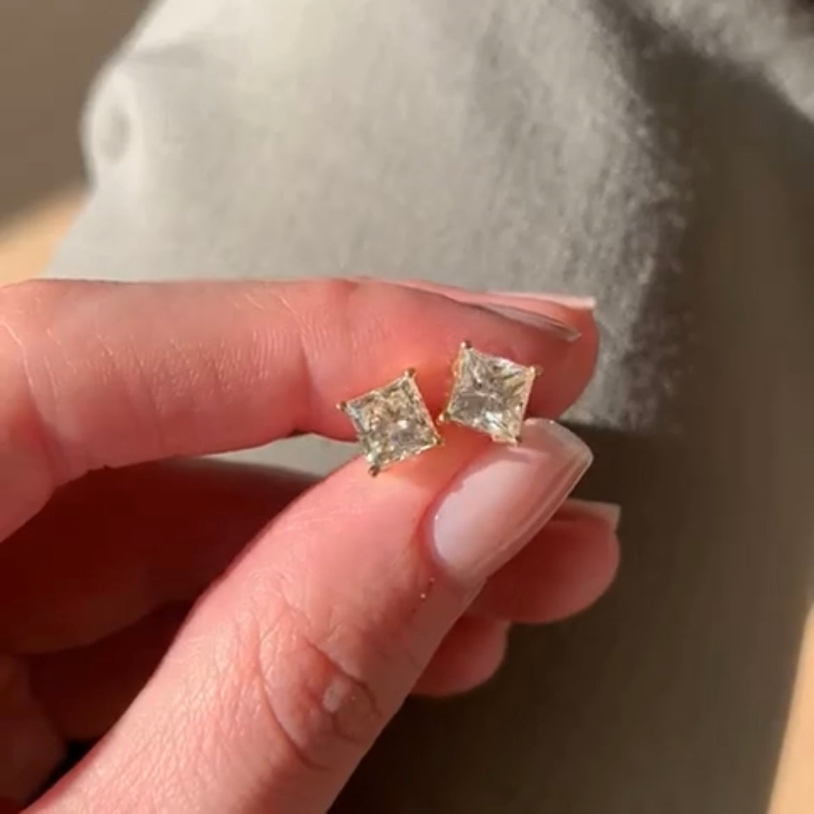 עגילי יהלומים טבעיים צמודים בחיתוך פרינסס PENI