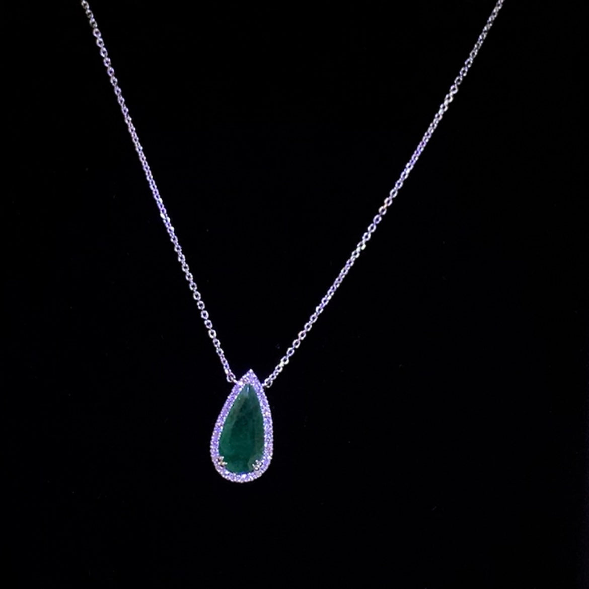 KATE תליון אמרלד בחיתוך טיפה ויהלומים