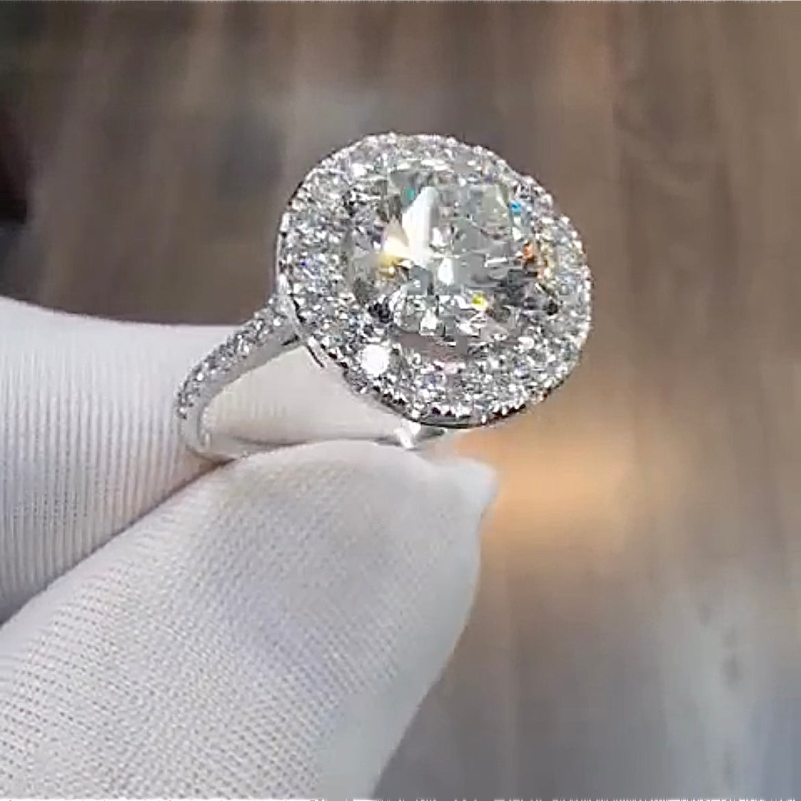 טבעת יהלום מעבדה 4 קראט IGI בחיתוך עגול עם אבני צד במבצע רק ב-7.800 ש"ח במקום 14.900 LARA