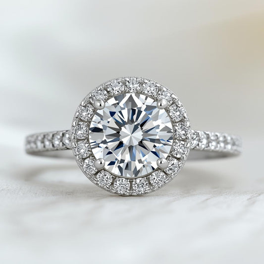 טבעת יהלום מעבדה 4 קראט IGI בחיתוך עגול עם אבני צד במבצע רק ב-7.800 ש"ח במקום 14.900 LARA