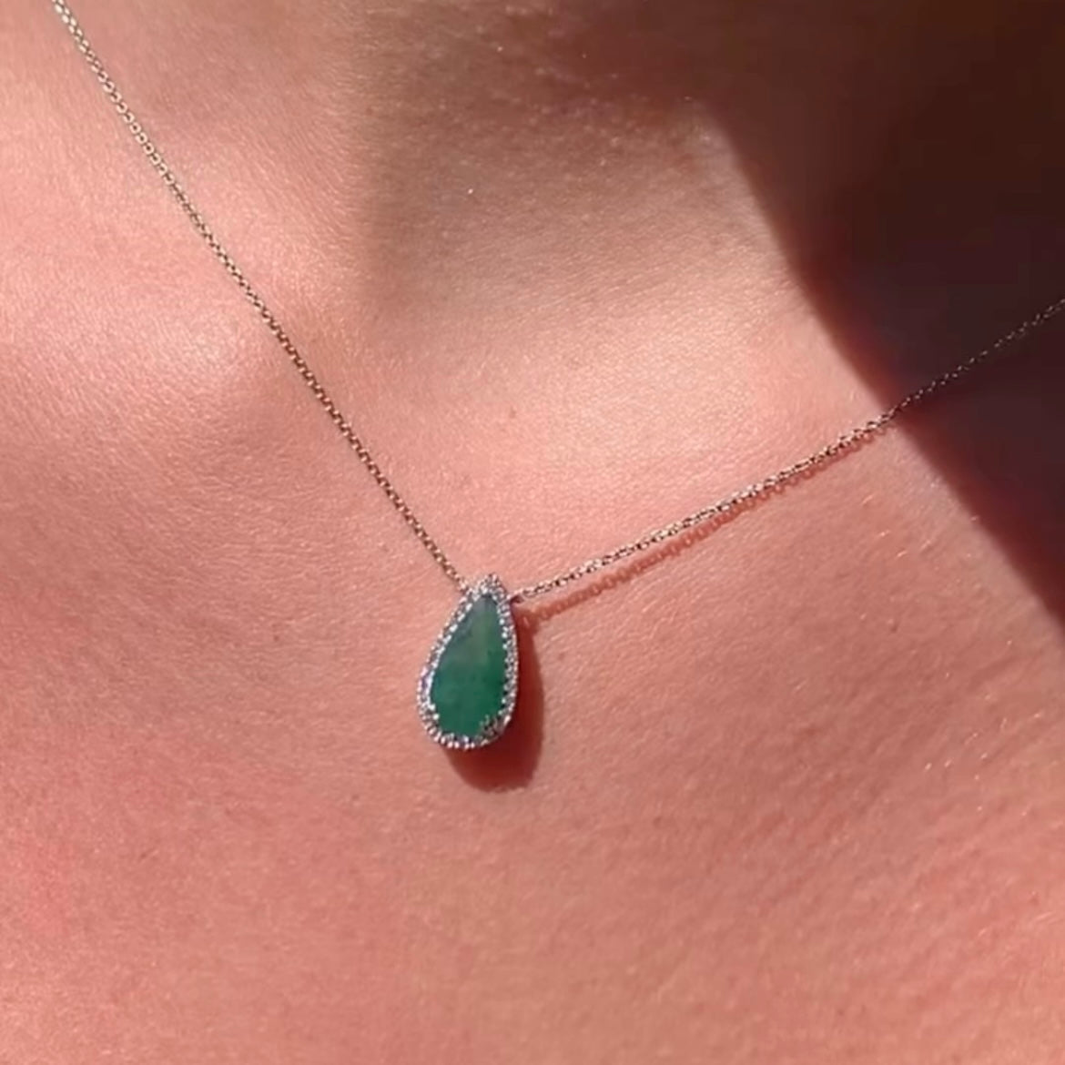 KATE תליון אמרלד בחיתוך טיפה ויהלומים