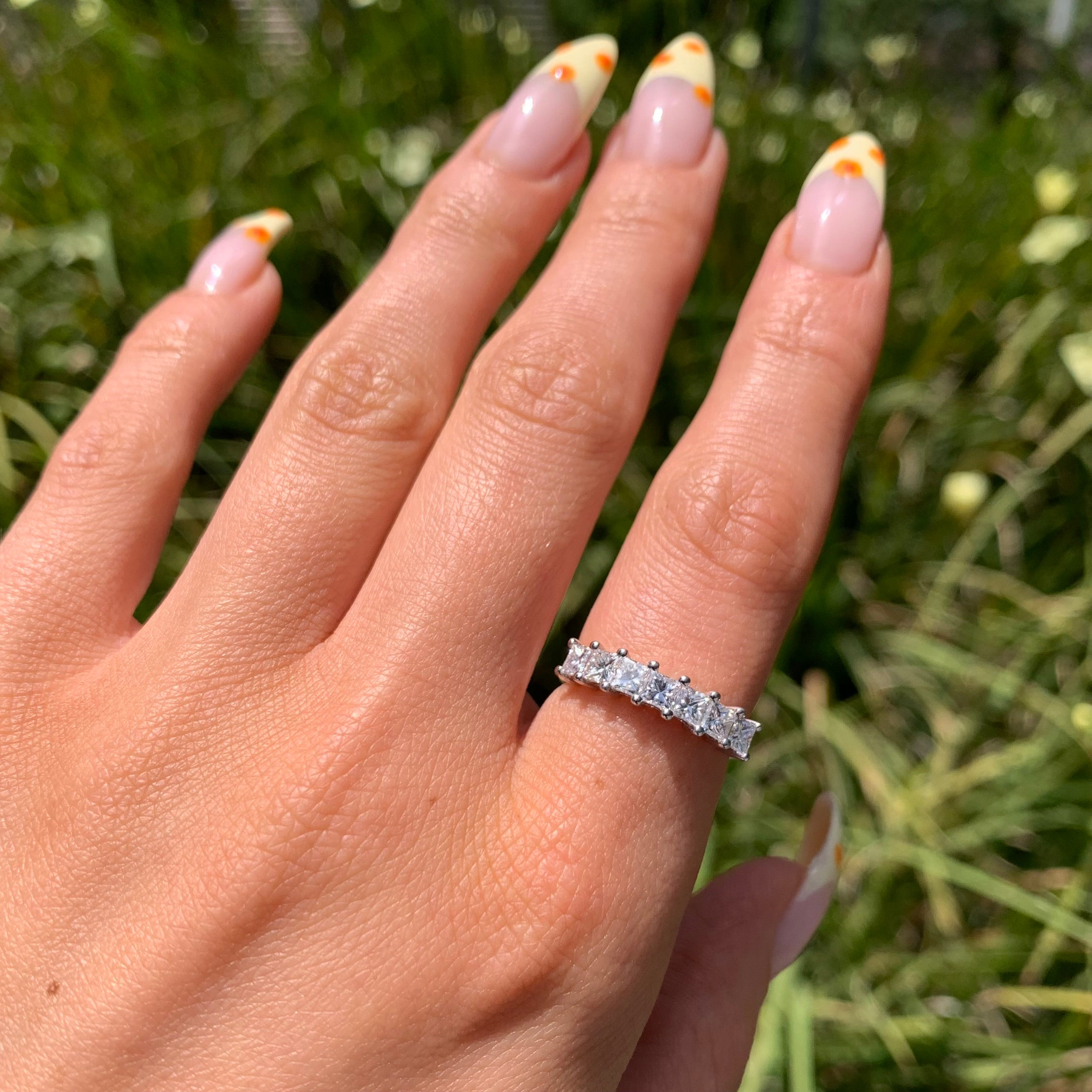 MERI טבעת יהלומים בחיתוך פרינסס חצי אטרניטי