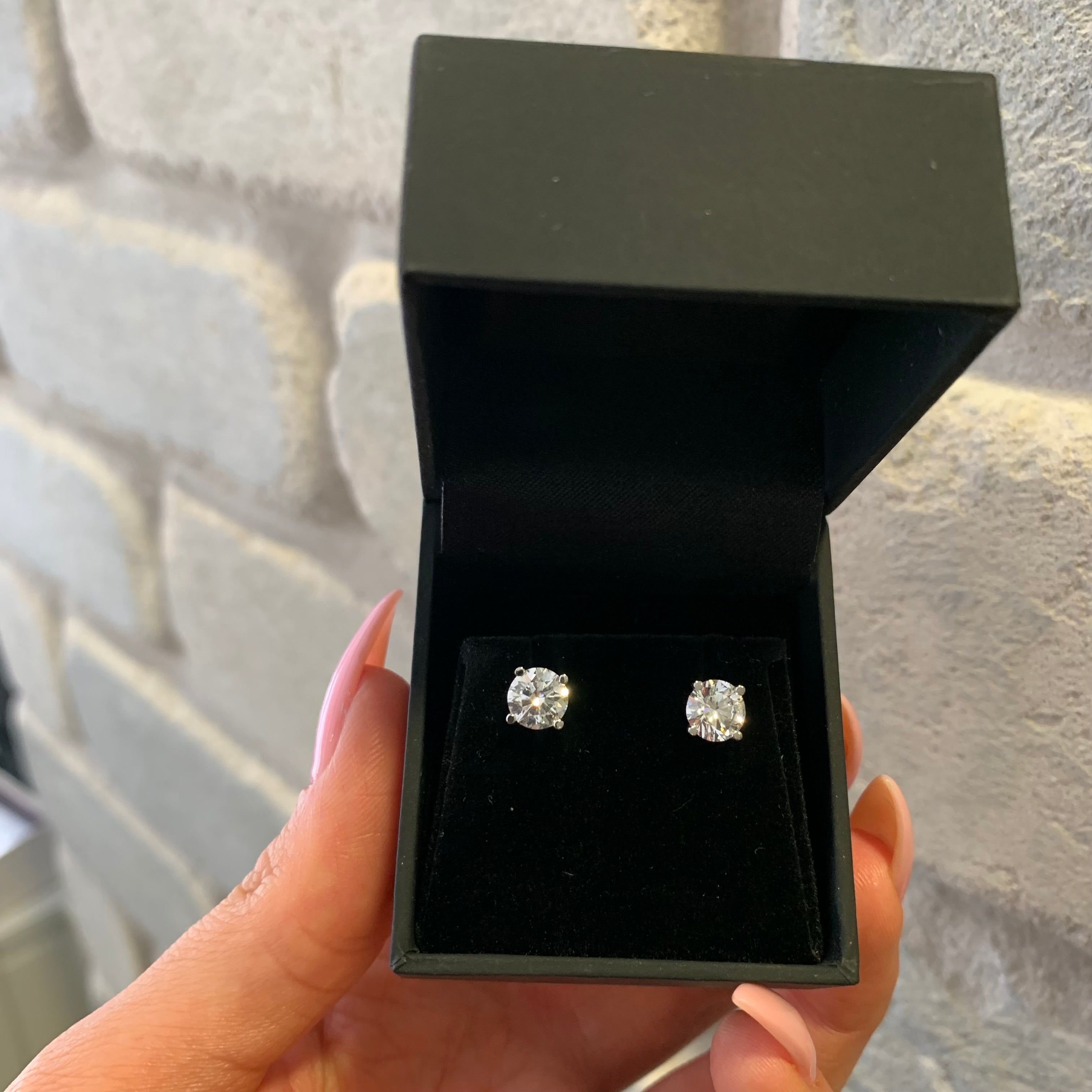 עגילי יהלומי מעבדה צמודים בחיתוך עגול ALMA