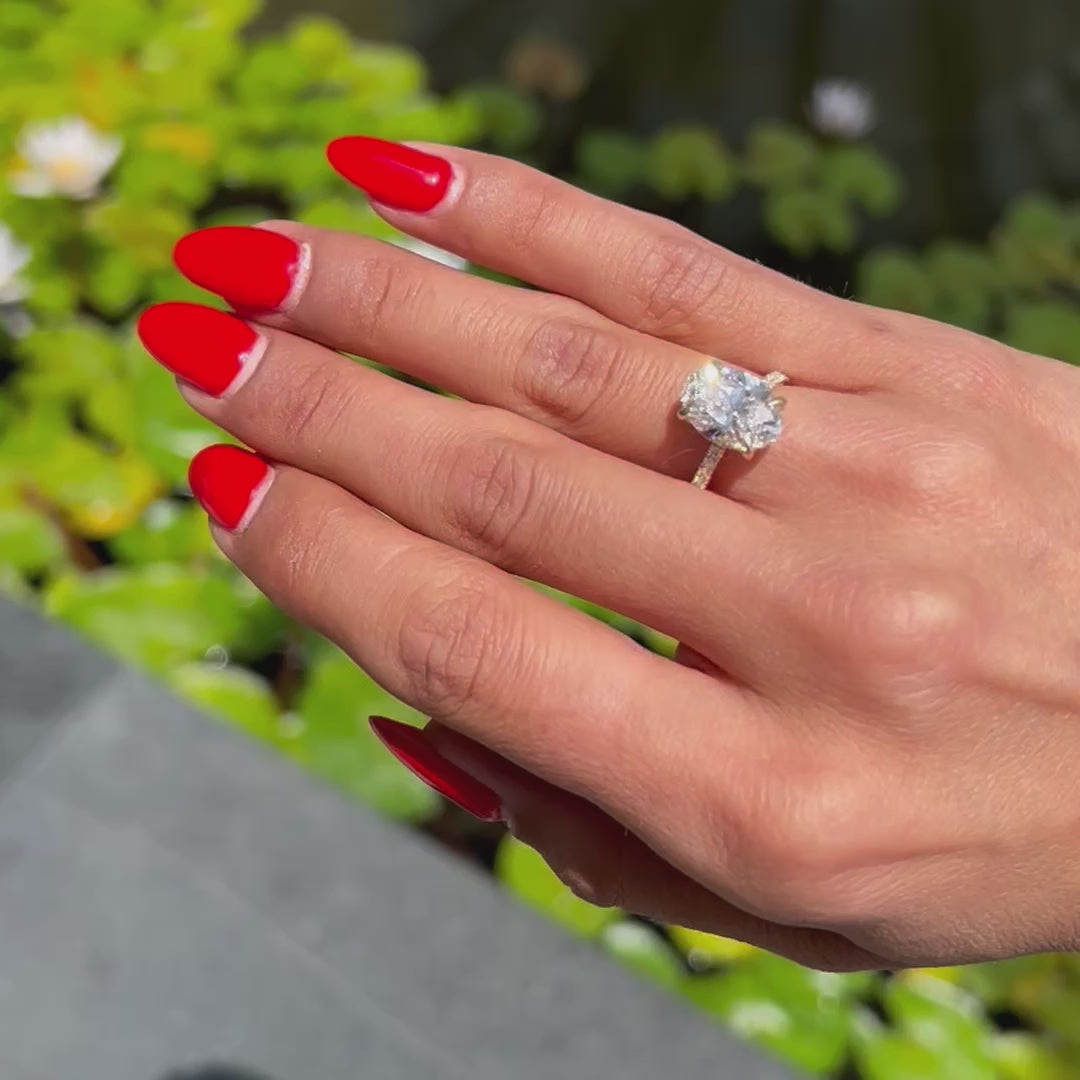 טבעת יהלום מעבדה 3 קראט IGI בחיתוך אובל עם אבני צד במבצע רק ב-6.400 ש"ח במקום 14.500 ORA