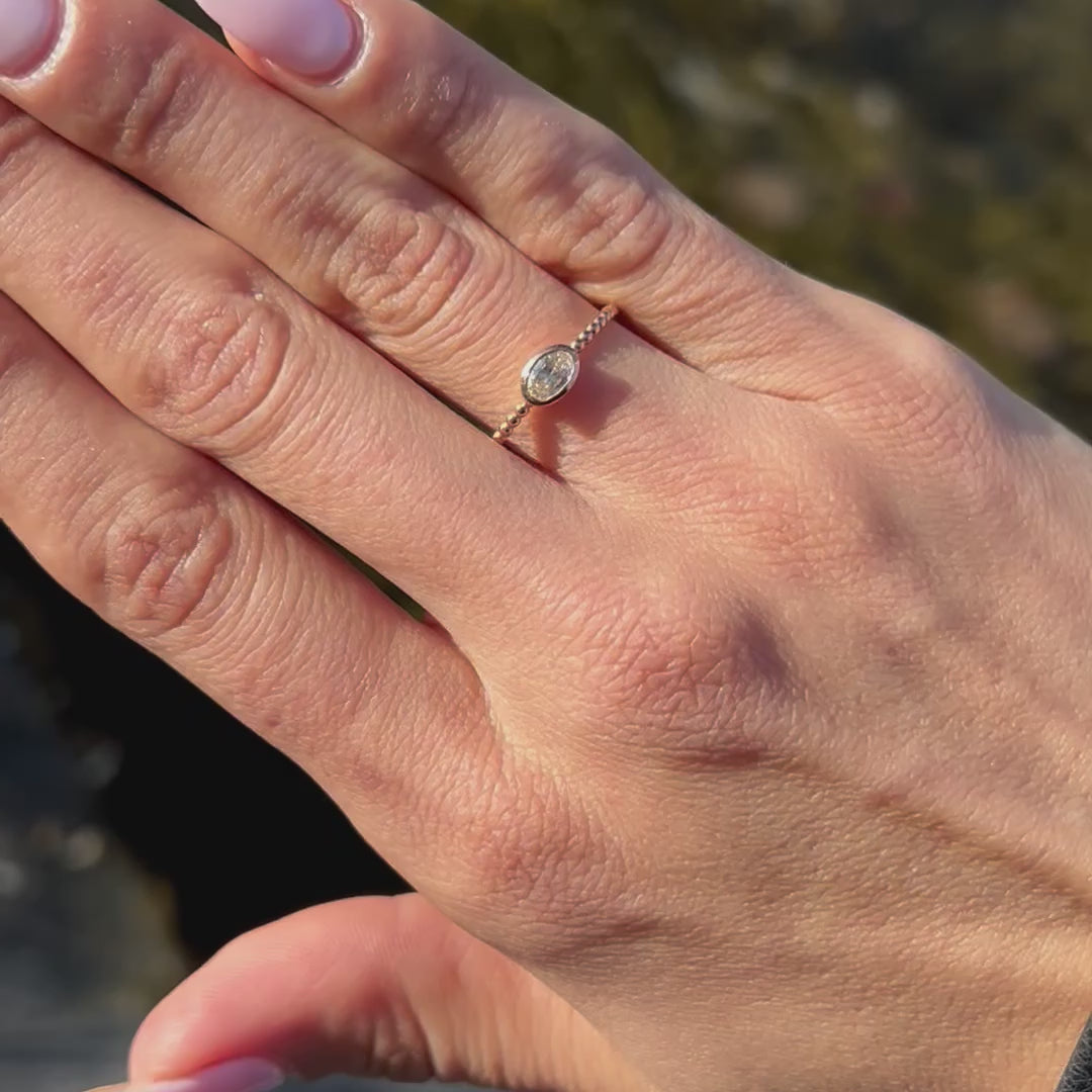 טבעת זהב כדורים משובצת יהלום טבעי בחיתוך אובל ZOHAR