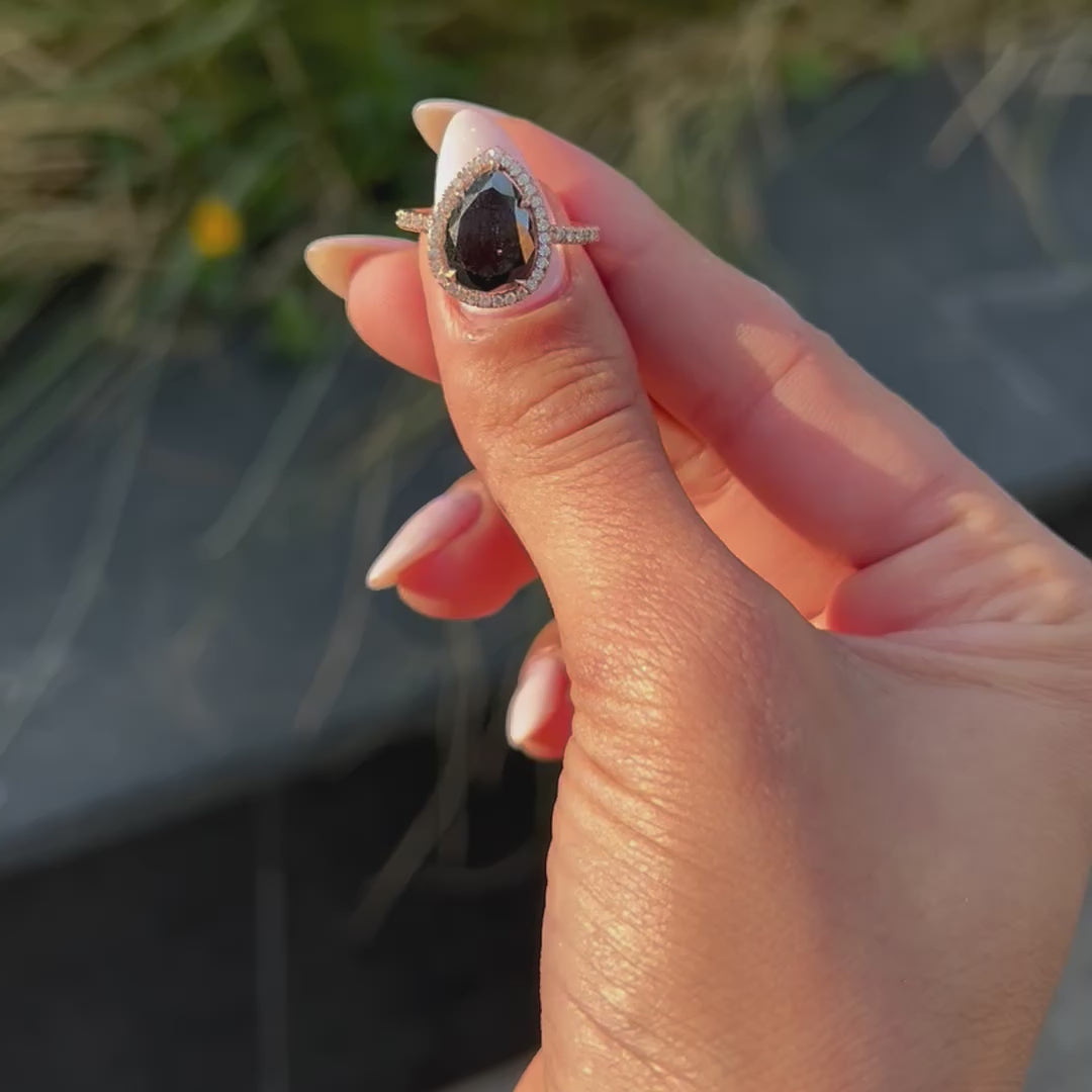 JENNIFER טבעת יהלום שחור טבעי בחיתוך טיפה בשילוב יהלומים