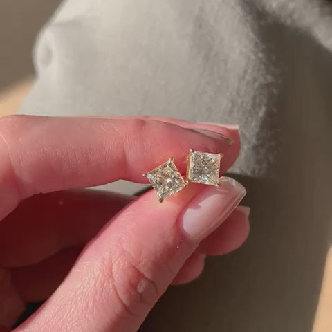 עגילי יהלומי מעבדה צמודים בחיתוך פרינסס PENI