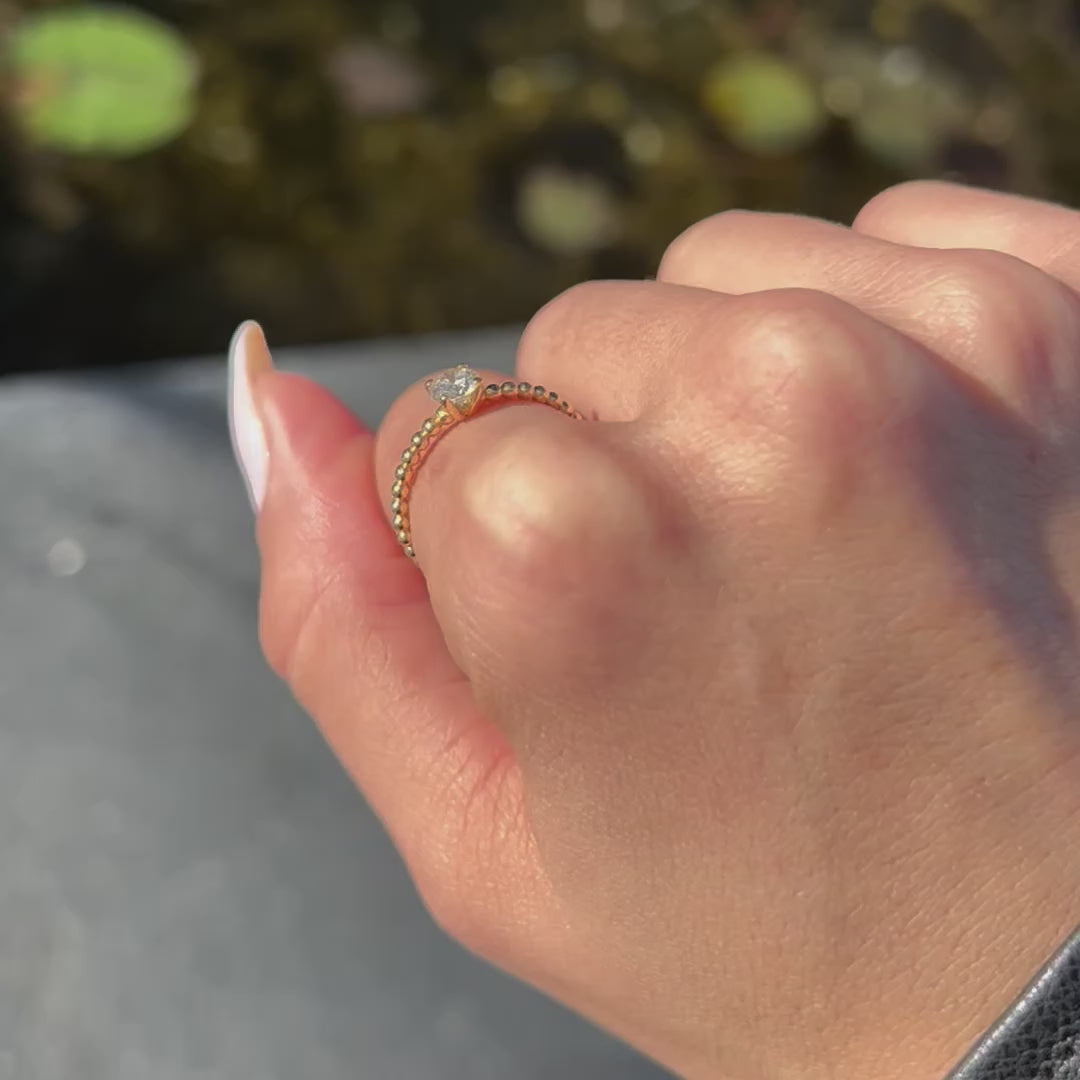 טבעת זהב כדורים משובצת יהלום טבעי בחיתוך עגול RENE