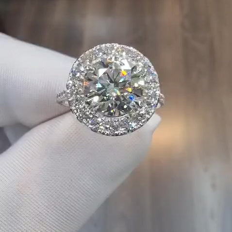 טבעת יהלום מעבדה 4 קראט IGI בחיתוך עגול עם אבני צד במבצע רק ב-7.800 ש"ח במקום 14.900 LARA