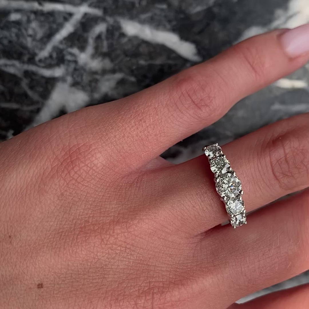 JULIE טבעת 5 יהלומים בחיתוך עגול דגרדה