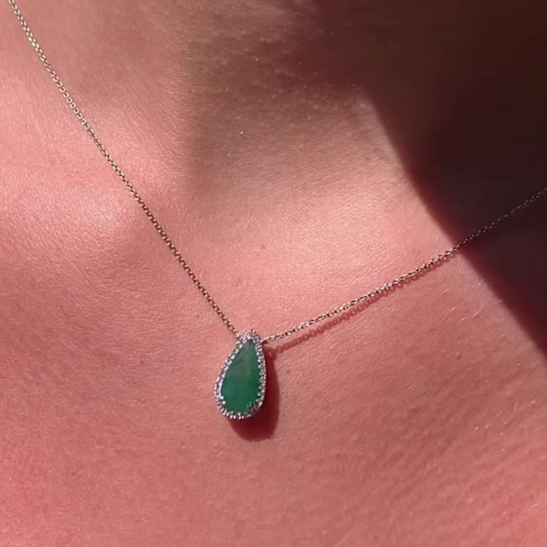 KATE תליון אמרלד בחיתוך טיפה ויהלומים