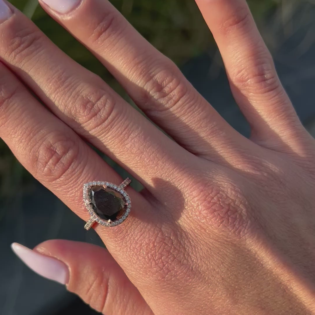 JENNIFER טבעת יהלום שחור טבעי בחיתוך טיפה בשילוב יהלומים